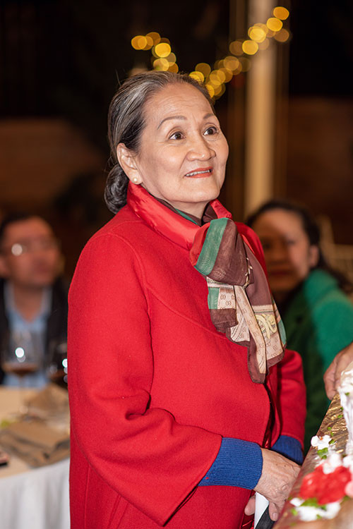 Không chỉ đưa mẹ lên Đà Lạt như lời hứa của bố, Lý Nhã Kỳ còn tặng bà khu nghỉ dưỡng mà cô đã cật lực xây dựng trong 4 tháng qua.