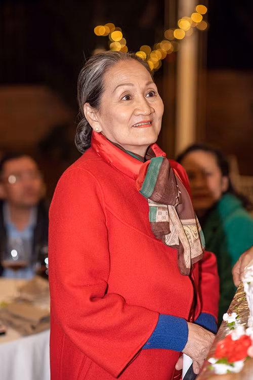 Không chỉ đưa mẹ lên Đà Lạt như lời hứa của bố, Lý Nhã Kỳ còn tặng bà khu nghỉ dưỡng mà cô đã cật lực xây dựng trong 4 tháng qua.