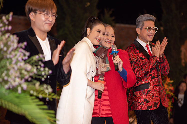Trong đêm tiệc, Lý Nhã Kỳ trao tặng resort cho mẹ. Cô chia sẻ câu chuyện cuộc đời khiến các khách mời đều xúc động.