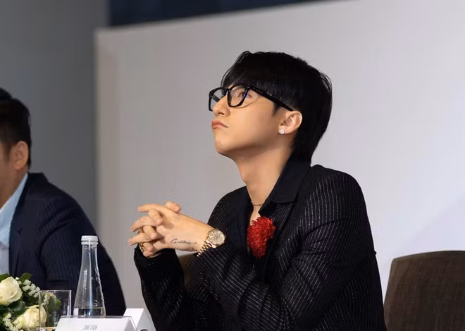 Sơn Tùng công bố kế hoạch trong năm 2020 của anh là phát hành album Chúng ta gồm 3 bài hát mới thuộc những thể loại khác nhau cùng 2 tour diễn. Đặc biệt, anh dành nhiều thời gian để dẫn dắt những đàn em có niềm đam mê với âm nhạc.