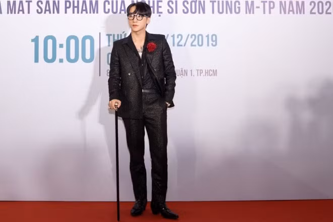 Sơn Tùng cho biết anh thay đổi nhiều kể từ khi đảm đương vai trò chủ tịch. Khi lên sân khấu hay tham gia sự kiện giải trí, anh mặc đồ chỉn chu, cầu kỳ và cháy hết mình với âm nhạc. Tuy nhiên, khi là chủ tịch ở công ty, anh chọn trang phục đơn giản để rút ngắn khoảng cách với nhân viên.