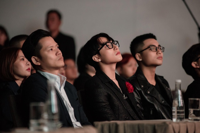 “Khi nhìn vào bản thân của 18 tuổi, tôi nghĩ còn rất nhiều trai xinh, gái đẹp 18 tuổi ở thế hệ sau. Những con người có giấc mơ trong trẻo và đang trên con đường nuôi dưỡng, thực hiện ước mơ của mình”, giọng ca Hãy trao cho anh chia sẻ.