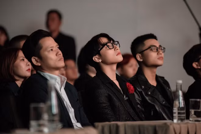 “Khi nhìn vào bản thân của 18 tuổi, tôi nghĩ còn rất nhiều trai xinh, gái đẹp 18 tuổi ở thế hệ sau. Những con người có giấc mơ trong trẻo và đang trên con đường nuôi dưỡng, thực hiện ước mơ của mình”, giọng ca Hãy trao cho anh chia sẻ.