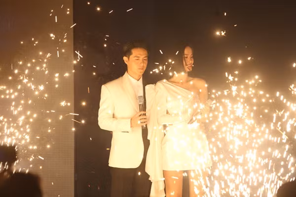 Luôn song hành trên mọi nẻo đường, cặp đôi khiến nhiều người tin tưởng hơn vào tình yêu.