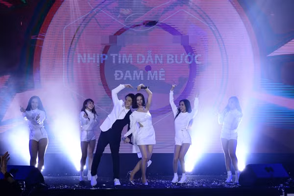 Ở đám cưới, Đông Nhi đã rưng rưng khi gọi Ông Cao Thắng là chồng, còn nam ca sĩ họ Ông cũng gửi lời cảm ơn bạn gái đã dành hết cả thanh xuân để yêu mình.