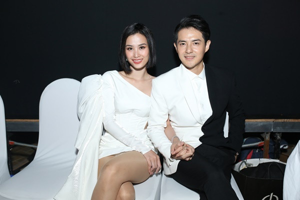 Điều dễ dàng nhận thấy ở đôi vợ chồng trẻ là luôn nắm chặt tay nhau dù từ lúc xuất hiện cho đến khi lên sân khấu biểu diễn.