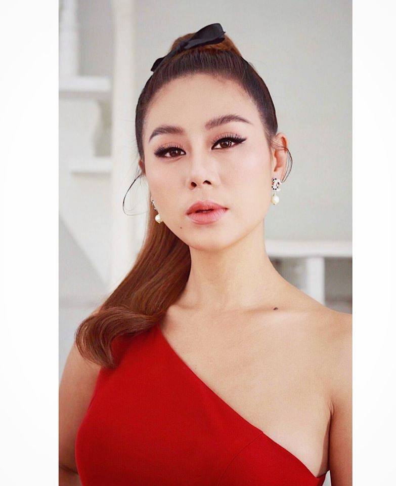 Nữ diễn viên tốt nghiệp trường Đại học Sân khấu Điện ảnh năm 2007, là bạn cùng lớp với Trấn Thành, Lê Bê La...