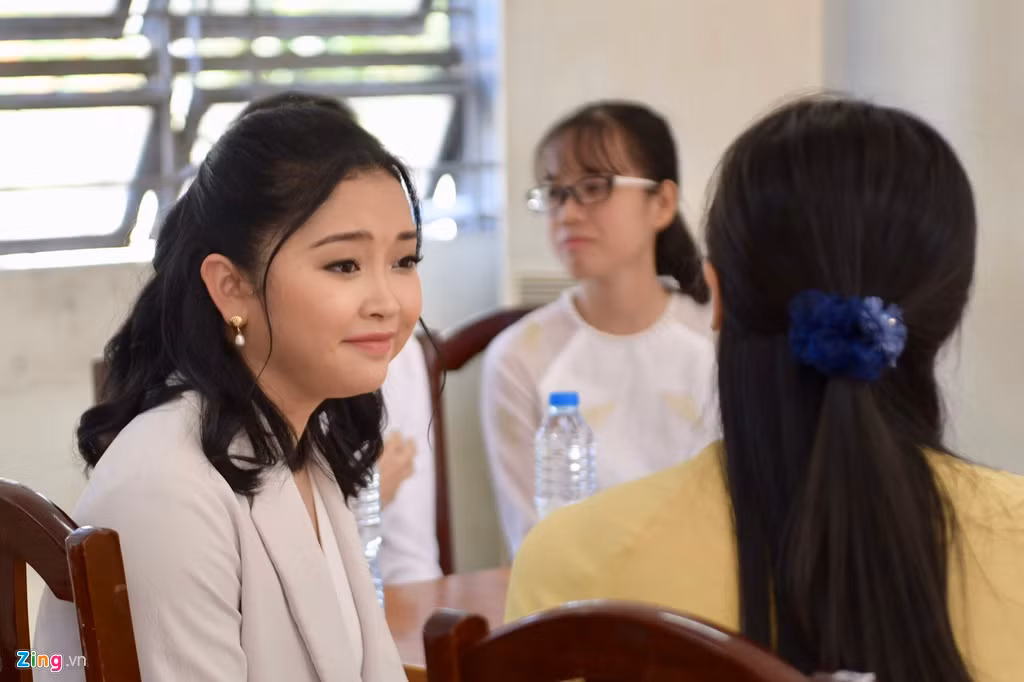 Đây là lần đầu tiên nữ diễn viên gốc Việt Lana Condor được trở về quê hương. Cô bắt đầu được biết đến tại Hollywood vào năm 2016 qua vai diễn dị nhân Jubilee trong phim "X-men: Apocalypse", sau đó là loạt phim "To all the boys I've loved before", "Star Wars: The Last Jedi". Mang trong mình dòng màu 100% thuần Việt, từ đứa trẻ bị bỏ rơi, cô được cặp vợ chồng người Mỹ nhận nuôi tại một trại cô nhi ở Cần Thơ khi mới 2 tháng tuổi.