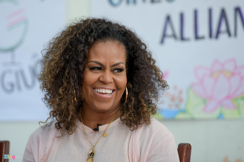 Cuốn sách kể về cuộc đời Michelle từ khi còn là một cô bé sinh ra trong gia đình trung lưu ở Chicago cho đến khi trở thành người phụ nữ quyền lực, vợ của vị tổng thống da màu đầu tiên của Mỹ. Là một phụ nữ da màu, là vợ của một người đàn ông có vị thế, bà phải đối mặt với nhiều vấn đề: Sự nghi kị, định kiến về một người da màu, sự cô đơn… Cựu đệ nhất phu nhân Mỹ trong cuốn sách đã dùng sức mạnh nội tại cất lên tiếng nói nữ quyền, khẳng định bản sắc của mình, truyền đi cảm hứng khích lệ nhiều phụ nữ. Cho tới thời điểm này, sách đạt kỷ lục với 11,7 triệu bản, được phát hành tại Việt Nam với tên “Chất Michelle”.