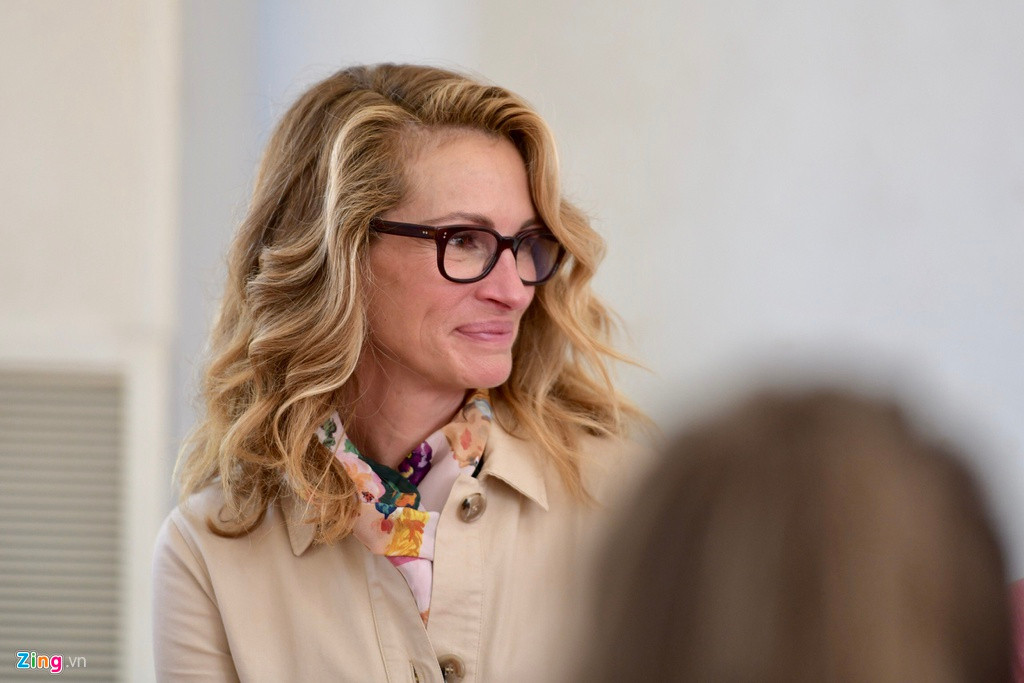 Nữ diễn viên Julia Roberts không giấu nổi sự xúc động và đã rơi nước mắt khi lắng nghe việc ở khu vực Đồng bằng sông Cửu Long, các trẻ em gái phải nỗ lực để được tới trường. Rất nhiều em phải bỏ học trước khi vào cấp hai vì gánh nặng tài chính của gia đình.