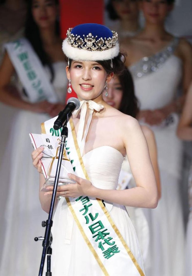 Đại diện chủ nhà Nhật Bản được dự đoán giữ vị trí còn lại trong top 5. Theo nhận xét, Tomomi Okada Sevaldsen rất tiệm cận với tiêu chí của Hoa hậu Quốc tế ở gương mặt thông minh, sự hiểu biết rộng rãi.