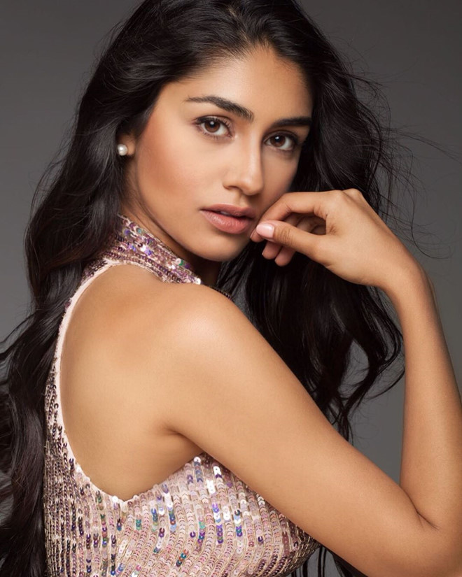 Trước đó, Sandhu từng thắng giải Hoa hậu tuổi teen Canada 2012, Á hậu 3 Hoa hậu Hoàn vũ Canada 2018. Với bề dày kinh nghiệm, cô hứa hẹn sẽ tỏa sáng tại cuộc thi năm nay.