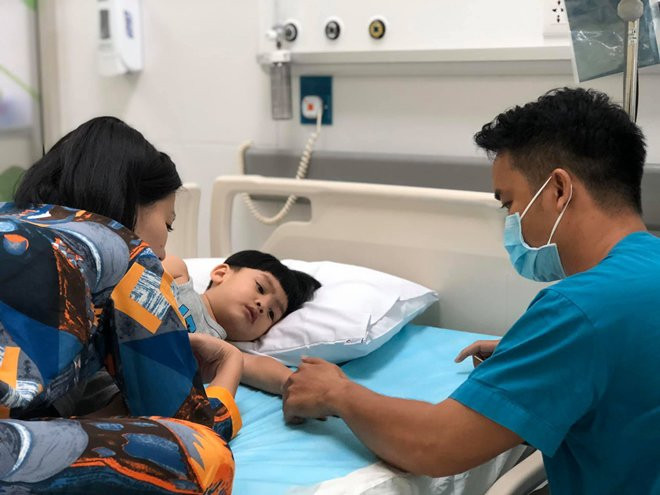 Ngoc Lan ke dem kinh hoang con nhap vien, chong vang mat kho hieu