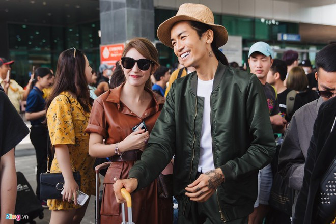 Trưa ngày 9/11, Khổng Tú Quỳnh di chuyển bằng máy bay tới Phú Quốc để tham dự đám cưới Đông Nhi và Ông Cao Thắng. Cô vô tình chạm mặt tình cũ Ngô Kiến Huy tại sân bay. Cặp đôi không giao lưu hay trò chuyện cùng nhau.