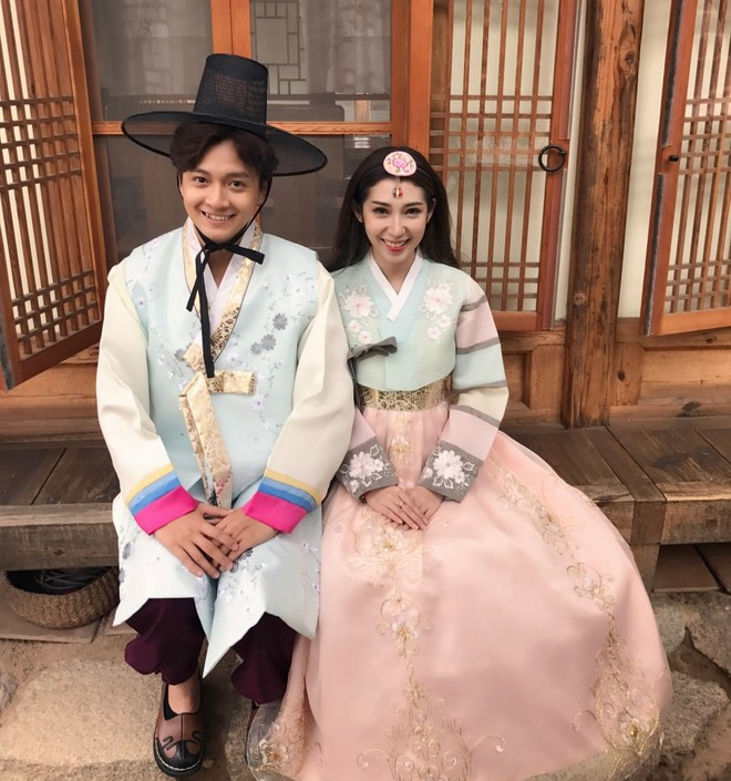 Ngô Kiến Huy và Khổng Tú Quỳnh chia tay trong im lặng, không đề cập tới nguyên nhân. Chuyện tình dang dở của cặp đôi để lại nhiều tiếc nuối trong lòng người hâm mộ.