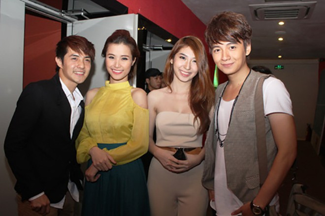 Ngô Kiến Huy và Khổng Tú Quỳnh đường ai nấy đi vào đầu năm nay, sau gần 9 năm bên nhau. Vào thời điểm sự nghiệp Ngô Kiến Huy lao dốc, Khổng Tú Quýnh vẫn âm thầm ở bên, cùng bạn trai cũ vượt qua khó khăn. Sự chân thành của cặp đôi khiến nhiều người phải ngưỡng mộ.