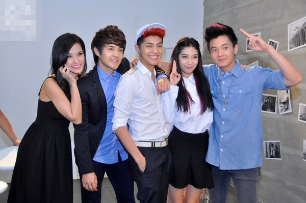 Trước khi quen Ông Cao Thắng, Đông Nhi đã chơi thân với Ngô Kiến Huy. Do tình bạn khăng khít, giọng ca Bối rối và bạn thân nhiều lần vướng nghi án tình cảm. Tuy nhiên, bộ đôi lên tiếng phủ nhận tất cả lời đồn.