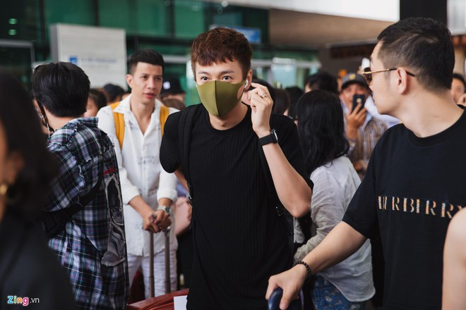 Ngô Kiến Huy và Khổng Tú Quỳnh đều là bạn bè thân thiết của cặp đôi Đông Nhi, Ông Cao Thắng từ thuở mới vào nghề.