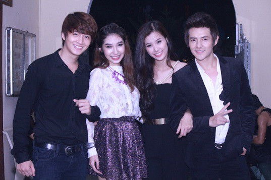 Tuy có những biến động trong chuyện tình cảm, bốn ca sĩ vẫn là những người bạn thân thiết, luôn bên nhau trong những khoảnh khắc quan trọng của cuộc sống.