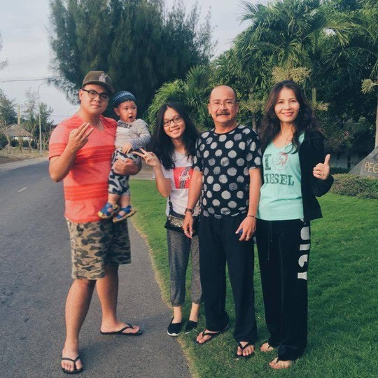 Cuộc sống hôn nhân của Hoàng Sơn cũng vô cùng viên mãn cùng vợ và 3 người con. Ngoài đời, anh là một người chồng, người cha thương yêu vợ con.