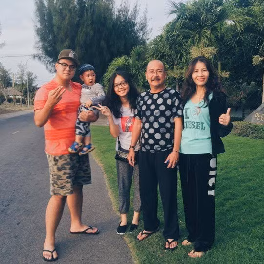 Cuộc sống hôn nhân của Hoàng Sơn cũng vô cùng viên mãn cùng vợ và 3 người con. Ngoài đời, anh là một người chồng, người cha thương yêu vợ con.