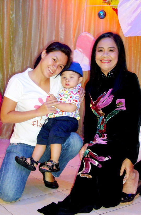 Sau này, Tú Trinh đã để lại nhiều tiếc nuối cho khán giả khi chia tay với sân khấu để sang Mỹ định cư, tham gia các chương trình sân khấu hải ngoại, thỉnh thoảng về nước và có đi diễn một vài nơi.