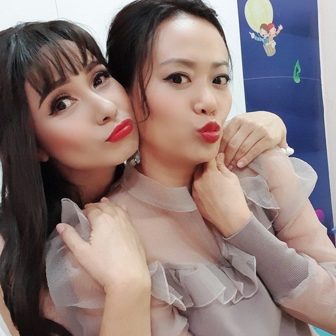 Hồng Ánh và Việt Trinh chụp ảnh cùng nhau. Trong 'Người đẹp Tây Đô', cả hai vào vai chị em trong phim. Có thể thấy rõ, sau 23 năm, nhan sắc của 2 nữ diễn viên vẫn khiến nhiều người trầm trồ.