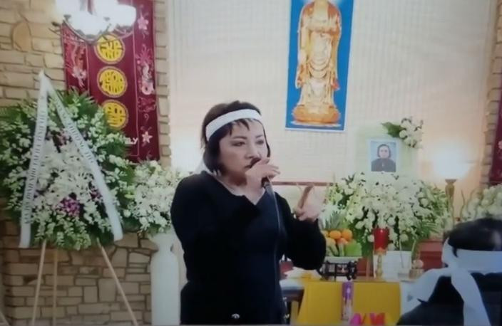 Bi em gai to thieu trach nhiem trong dam tang cua me, Elvis Phuong noi gi?