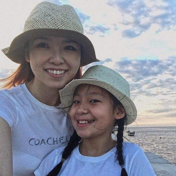 Cô để tóc ngắn cá tính nhưng cuốn hút. Nhan sắc hiện tại cũng tươi trẻ và xinh đẹp hơn bội phần. Xem video "Diễn viên Việt Anh sau phẫu thuật thẩm mỹ". Nguồn VTC9: