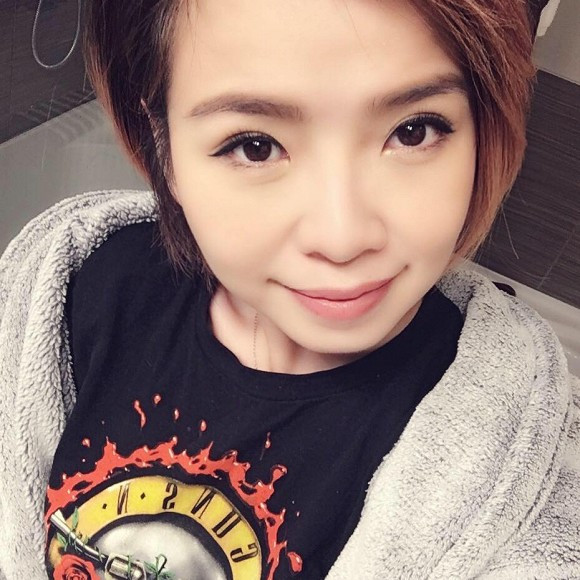 "Sau vai diễn trong bộ phim Chạy án, mọi thứ từ sự nghiệp đến cuộc sống gia đình của tôi đều tốt đẹp. Năm 2009, tôi gặp biến cố lớn, mọi thứ ngẫu nhiên ập đến cùng lúc: gia đình tan vỡ, công ty gặp chuyện kiện tụng, tin đồn với bạn diễn, sức ép dư luận… Chỉ qua một đêm mọi thứ biến đổi hoàn toàn", Việt Anh chia sẻ.