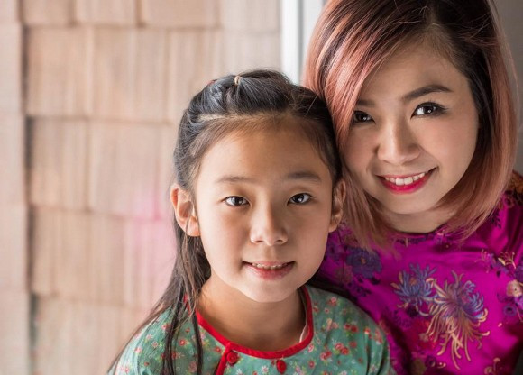 Sau khi ly hôn Việt Anh, Thuỳ Linh một mình chăm sóc con gái suốt 10 năm qua. So với 10 năm trước, Thuỳ Linh hiện tại đã cắt đi mái tóc dài dịu dàng.