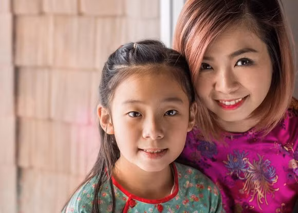 Sau khi ly hôn Việt Anh, Thuỳ Linh một mình chăm sóc con gái suốt 10 năm qua. So với 10 năm trước, Thuỳ Linh hiện tại đã cắt đi mái tóc dài dịu dàng.