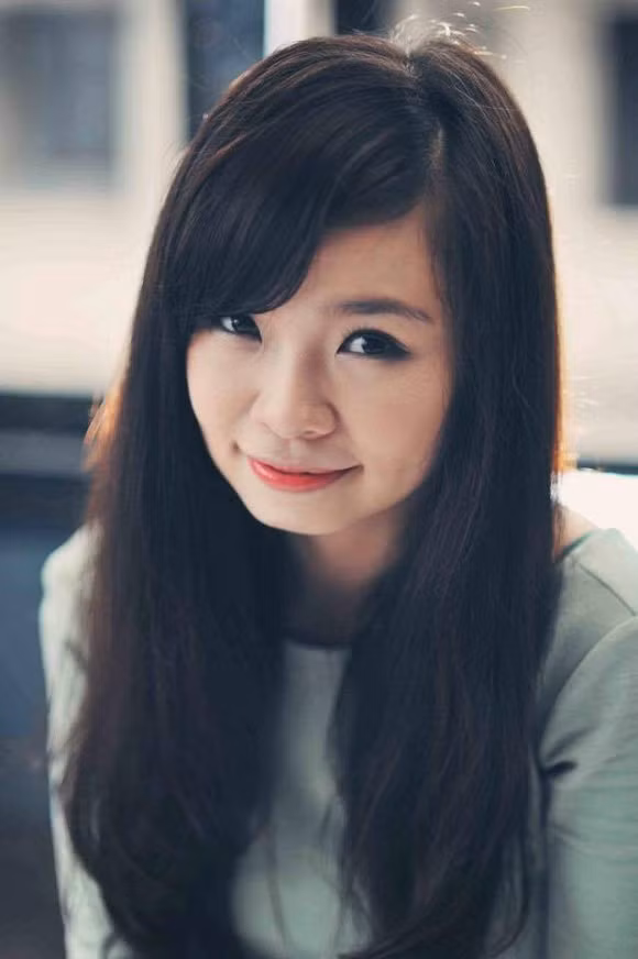 Cô làm Biên tập viên của một Đài truyền hình phía Nam.