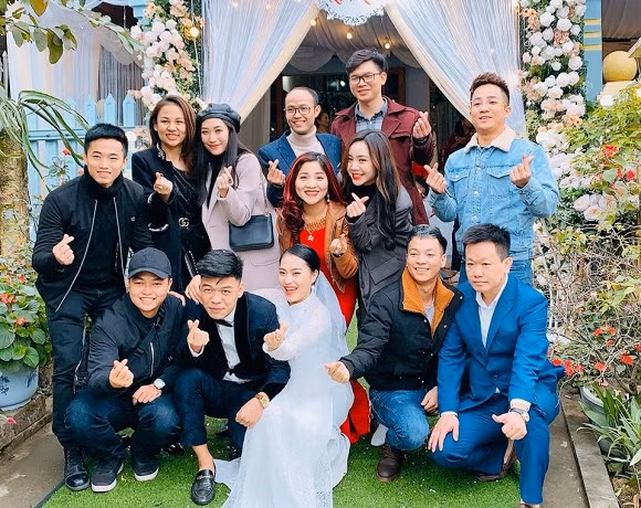 Trung Ruoi hanh phuc trong dam cuoi voi ban gai la nghe si mua