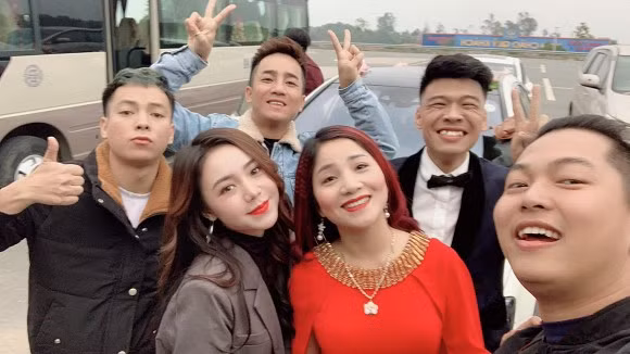 Trung Ruồi là người kín tiếng về chuyện tình cảm. Khi công bố chuyện kết hôn, anh mới tiết lộ về bạn gái. Cô dâu Ngọc Hà sinh năm 1996, quê Yên Bái, hiện là diễn viên múa. Cả hai đã có thời gian hẹn hò 3 năm.