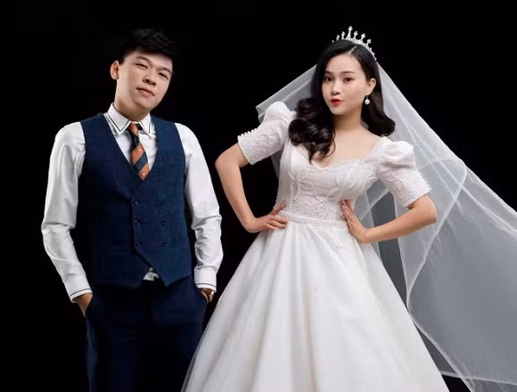 Do nhà hai bên gia đình ở xa nhau nên hôm nay, lễ cưới của Trung Ruồi sẽ tổ chức ở quê vợ. Tiệc cưới tại Hà Nội sẽ diễn ra vào ngày 5/1/2020.