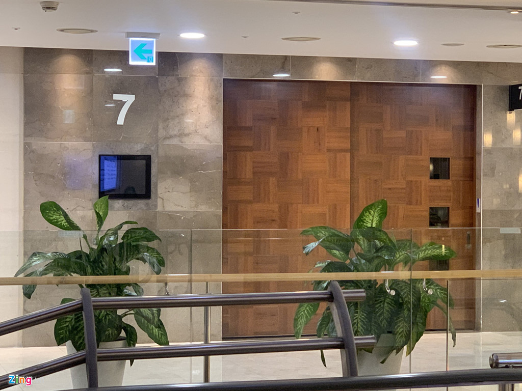 Phòng tang lễ số 7 hoàn toàn vắng lặng. Khác với cảnh tượng được ghi nhận vào chiều 15/10, không có bất kỳ nhân viên an ninh nào đứng phía ngoài địa điểm. Người thân, bạn bè và nhân viên công ty quản lý đều không xuất hiện. Cánh cửa phòng tang đã được khóa kín. Hình ảnh Sulli trên màn hình hiển thị cũng đã được gỡ bỏ.