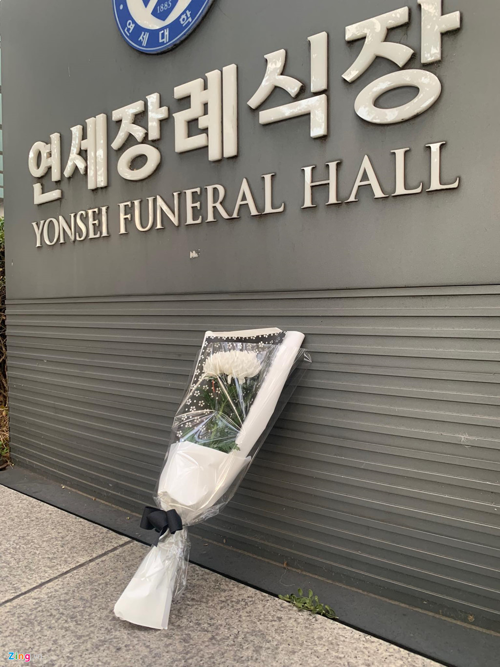 Phía ngoài, một số bó hoa được đặt rải rác trên bậc thềm, dưới lòng đường hoặc dựa vào phiến đá ghi tên nhà tang lễ. Người hâm mộ cũng không xuất hiện xung quanh khu vực như ngày trước đó. Một số trang báo Hàn Quốc đưa ra phỏng đoán lễ đưa tang đã được tổ chức khác với lịch ban đầu.