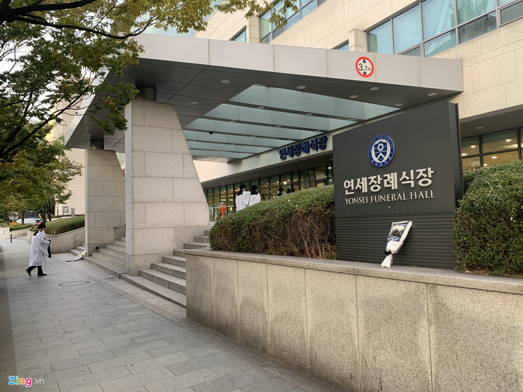 Sáng 17/10, địa điểm chỉ có sự xuất hiện của một số nhân viên y tế, bảo vệ và thân nhân của những người cũng tổ chức tang lễ tại đây.