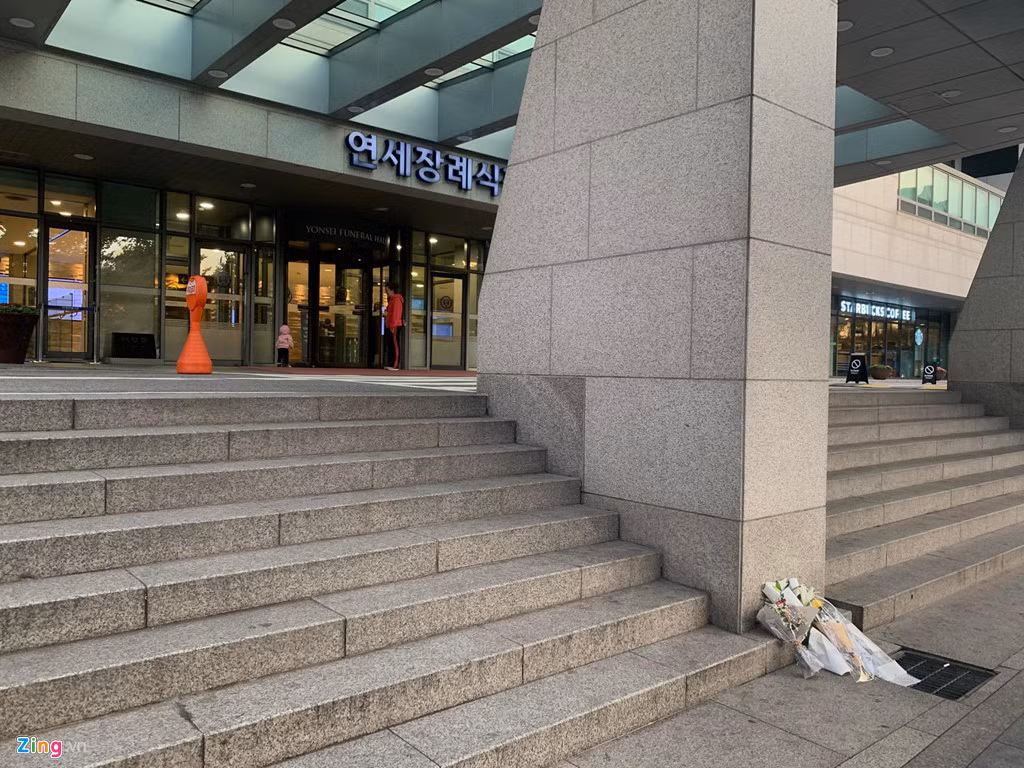 6h sáng tại nhà tang lễ, địa điểm vẫn hoàn toàn im ắng, không có sự xuất hiện của gia đình, bạn bè hay người hâm mộ. Sulli được tìm thấy đã qua đời tại nhà riêng chiều 14/10. Thi thể của cô được đưa tới nhà tang lễ bệnh viện Severance (thuộc Đại học Yonsei). Gia đình nữ ca sĩ mong muốn tổ chức tang lễ Sulli kín đáo, các đơn vị truyền thông không được phép xuất hiện và xâm phạm vào không gian tang lễ.