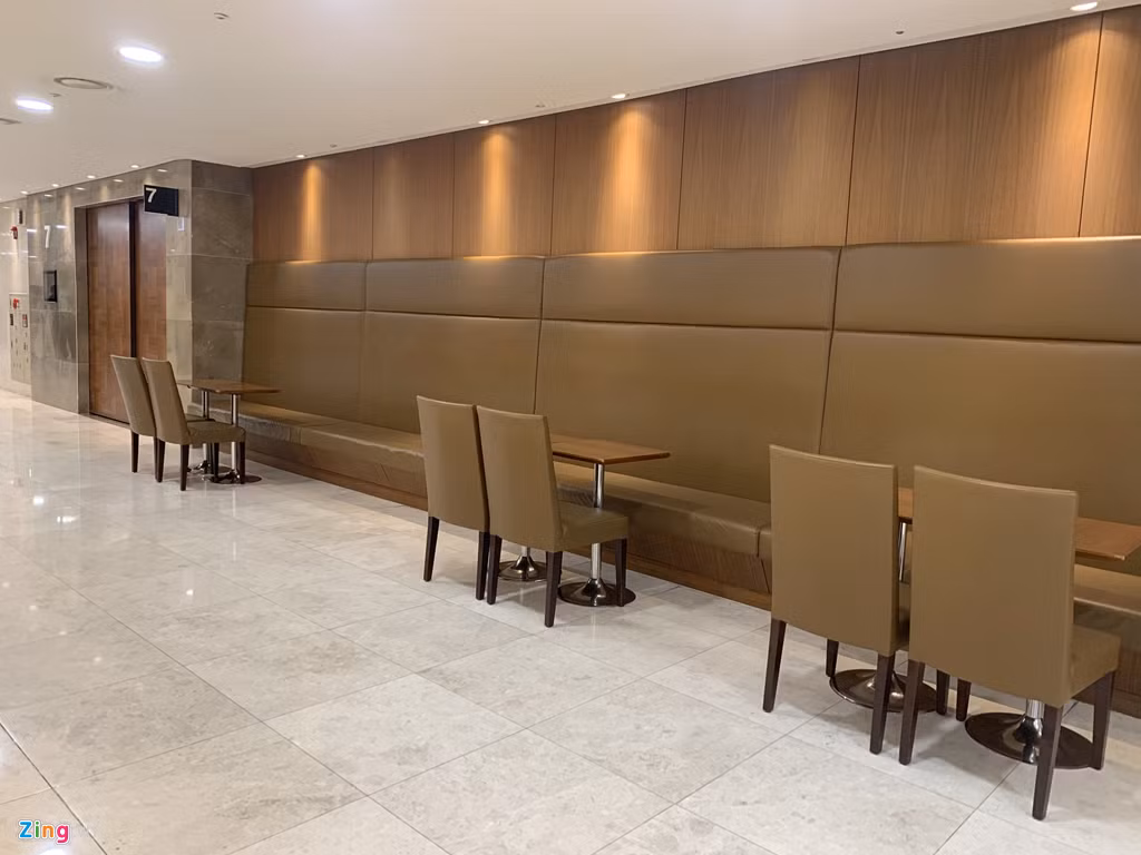 Dãy ghế bên cạnh cửa ra vào phòng số 7 vốn là địa điểm nơi người hâm mộ hoặc bạn bè nữ ca sĩ ngồi chờ tới lượt vào viếng. Sáng 17/10, khu vực này hoàn toàn vắng bóng người. Các lẵng hoa được gửi tới để chia buồn cùng gia đình Sulli trước đó cũng đã được dọn đi. Theo ghi nhận của phóng viên, mọi thủ tục liên quan đến tang lễ của Sulli đều đã hoàn thành.