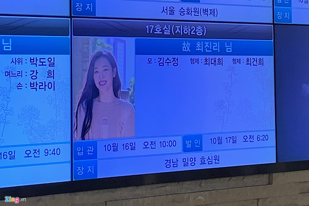 Hình ảnh về chi tiết thời gian, địa điểm tang lễ của Sulli được Zing.vn chụp lại vào ngày 15/10. Gia đình tiết lộ ngôi sao 25 tuổi được an táng tại nghĩa trang ở thành phố Miryang, tỉnh Nam Gyungsang (Hàn Quốc). Trước đó, chuyên viên khám nghiệm tử thi của Viện điều tra khoa học quốc gia đã khẳng định Sulli qua đời do tự tử, không có sự xuất hiện của bất kỳ dấu vết phạm tội hình sự nào. Công tác khám nghiệm tử thi kéo dài 2 tiếng, từ 9h đến 11h sáng 16/10.