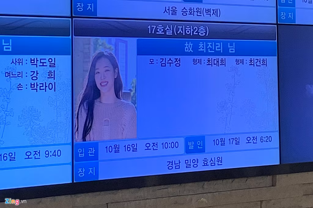 Hình ảnh về chi tiết thời gian, địa điểm tang lễ của Sulli được Zing.vn chụp lại vào ngày 15/10. Gia đình tiết lộ ngôi sao 25 tuổi được an táng tại nghĩa trang ở thành phố Miryang, tỉnh Nam Gyungsang (Hàn Quốc). Trước đó, chuyên viên khám nghiệm tử thi của Viện điều tra khoa học quốc gia đã khẳng định Sulli qua đời do tự tử, không có sự xuất hiện của bất kỳ dấu vết phạm tội hình sự nào. Công tác khám nghiệm tử thi kéo dài 2 tiếng, từ 9h đến 11h sáng 16/10.