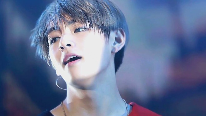 7. Kim Tae Hyung (BTS): Xếp ngay sau Jungkook là một nam ca sĩ khác cũng đến từ BTS. Kim Tae Hyung gây ấn tượng bởi các đường nét hài hoà và phong cách ăn mặc sành điệu. Trong BTS, anh còn được biết đến với nghệ danh là “V”.