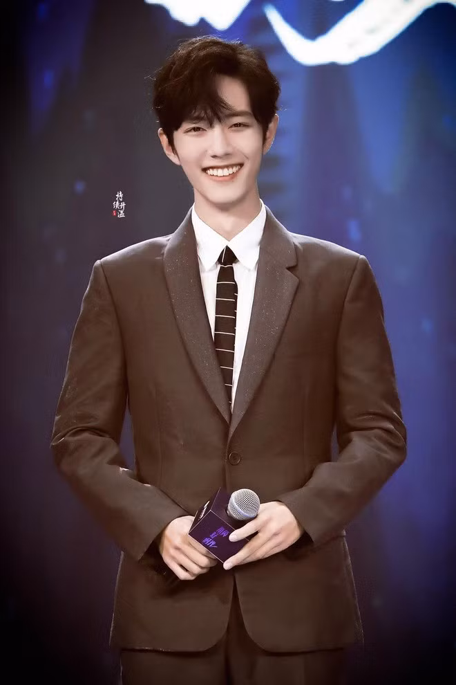 1. Tiêu Chiến: Người đứng đầu danh sách là Tiêu Chiến, mỹ nam đang hot với bộ phim truyền hình Trần Tình Lệnh. Bộ phim đã đưa tên tuổi của nam diễn viên vượt ra khỏi biên giới Trung Quốc và phủ sóng tại cả Việt Nam, Thái Lan, Hàn Quốc...