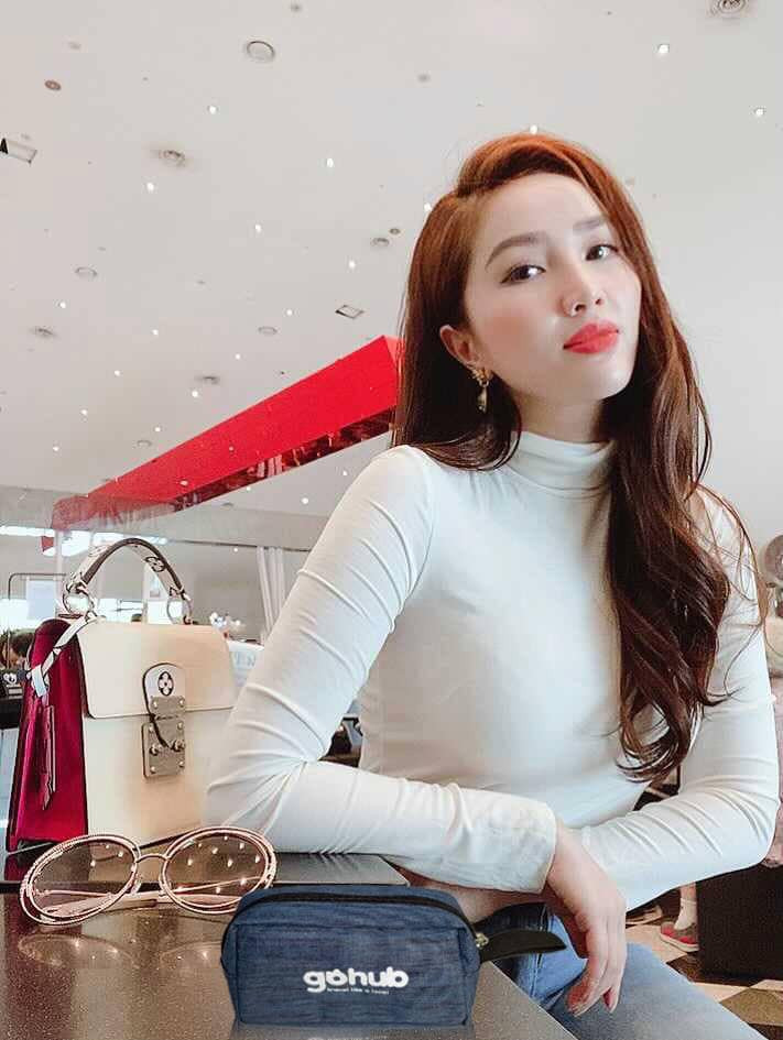 Chia sẻ về bạn trai, Bảo Thy bày tỏ: "Tôi có thể làm được ra tiền nên tôi không đòi hỏi người đàn ông của mình lo hết tiền bạc. Tôi cần một người đàn ông bản lĩnh và khiến tôi nể trọng ở mọi mặt, có thể làm trụ cột cho mái ấm nhỏ của mình sau này".