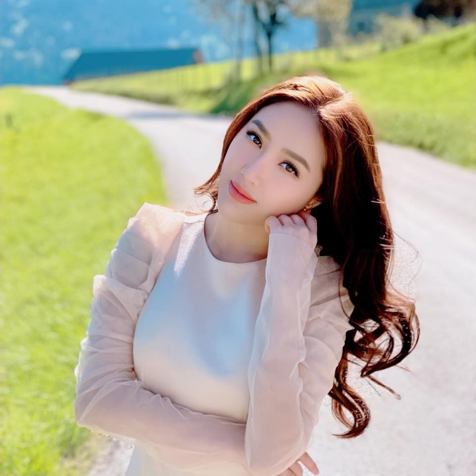 Ngoài ra, Bảo Thy vướng tin đồn "dao kéo" bởi gương mặt khác lạ. Đối mặt với tin đồn, cô tỏ ra bức xúc: "Tôi sẵn sàng đi cùng những người không tin tưởng đến bệnh viện để kiểm tra. Còn nói tôi phẫu thuật nát mặt thì quá vô duyên".