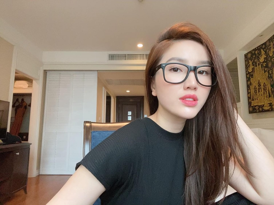 "Hồi trước tôi thích yêu một chàng hoàng tử. Còn bây giờ tôi muốn yêu một người cư xử với mình như một nàng công chúa. Bởi vì khi ấy, người đó sẽ tự động trở thành hoàng tử của mình", nữ ca sĩ chia sẻ trong một bài phỏng vấn.