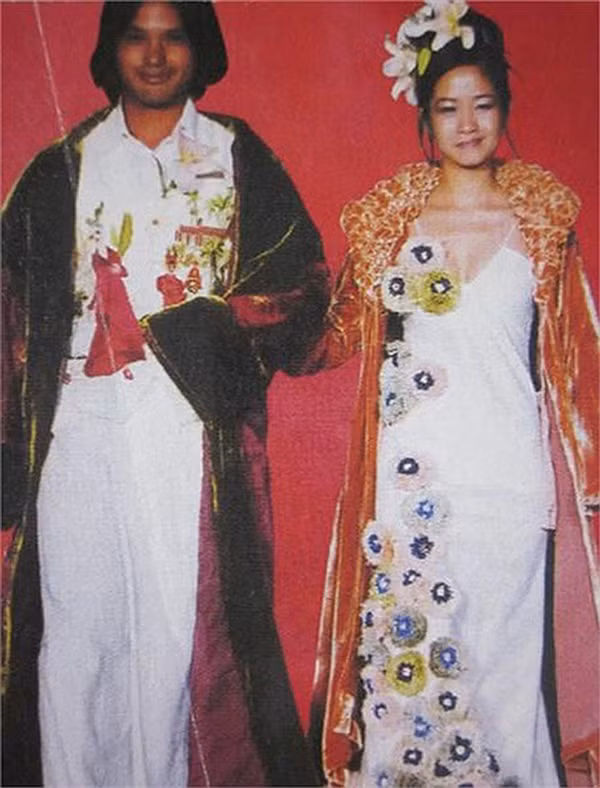 Ca sĩ Hồng Nhung tại chương trình Nghệ sĩ và thời trang năm 2003.