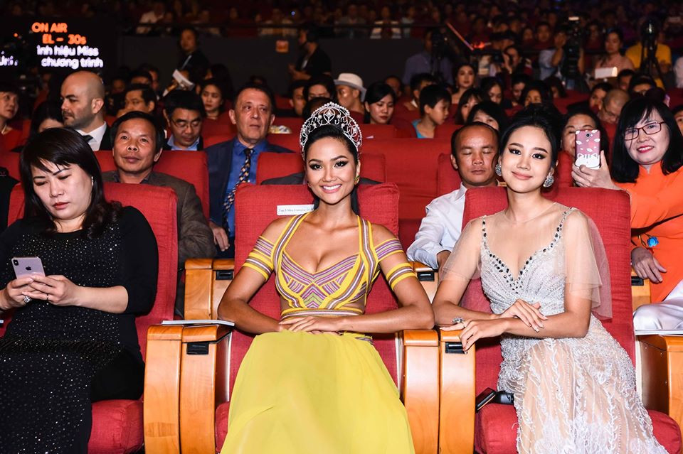 "Đêm nay em thật sự chạm đến trái tim của tất cả mọi người, cám ơn em vì nhiệm kỳ xuất sắc vừa qua", "Tự hào về em"... là những lời có cánh fan dành cho H'hen Niê.